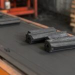 Proses pengemasan briket kelapa di pabrik briket tempurung kelapa untuk kualitas ekspor premium.