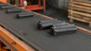 Proses pengemasan briket kelapa di pabrik briket tempurung kelapa untuk kualitas ekspor premium.