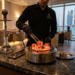 Proses pembakaran arang shisha yang bersih tanpa banyak abu di sebuah lounge Abu Dhabi.