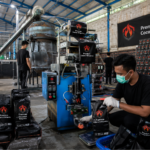 Proses pengemasan briket batok kelapa kualitas tinggi di pabrik modern.